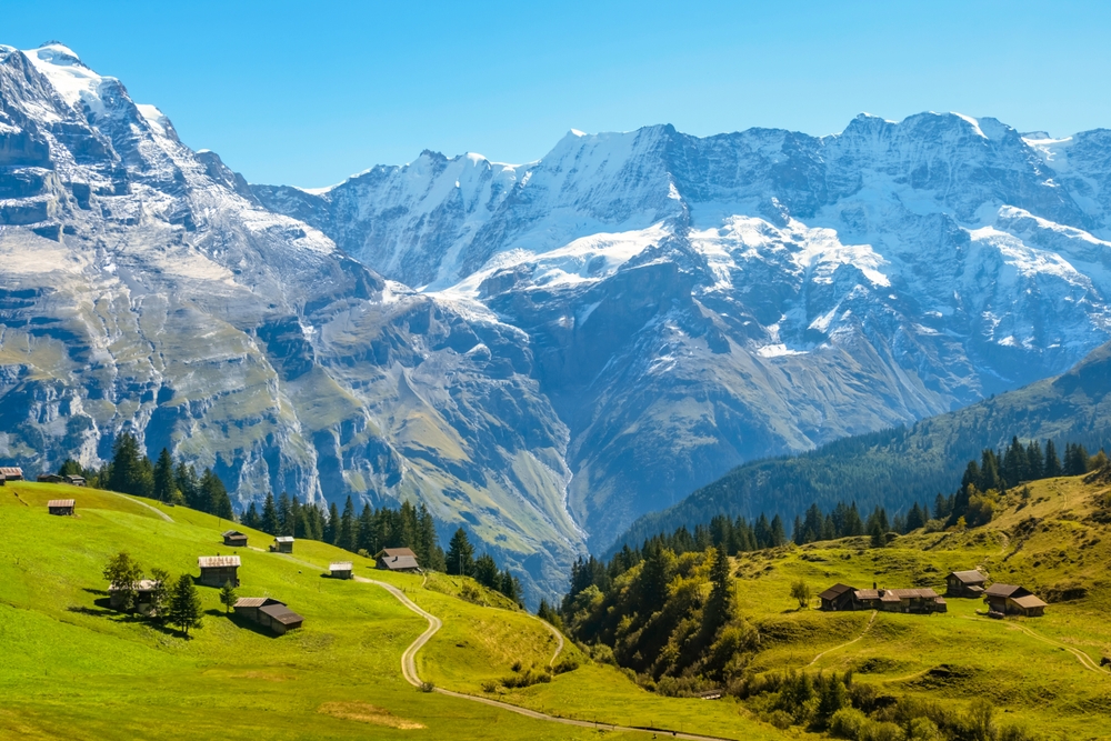 Village alpin traditionnel dans la vallée de Lauterbrunnen, en Suisse