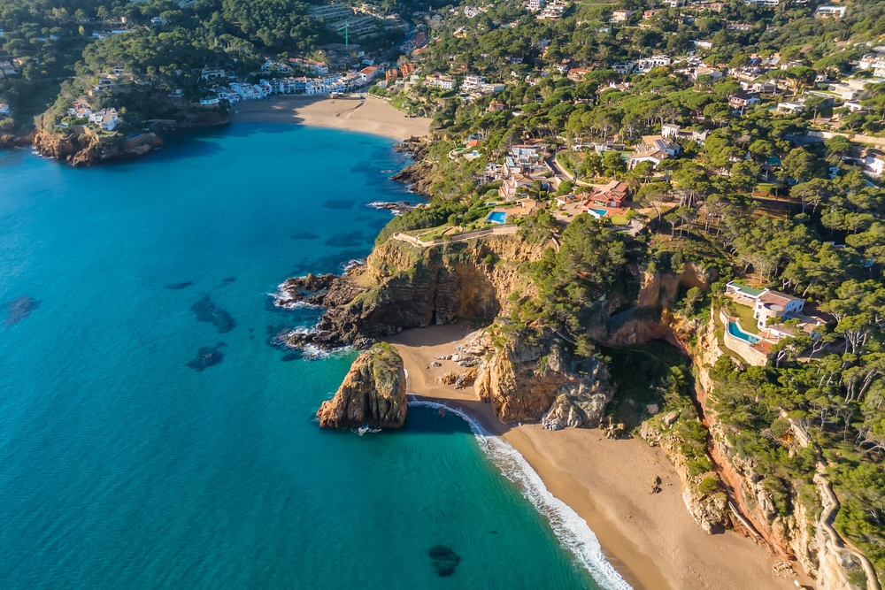 La côte de la Costa Brava au bord de la Méditerranée, avec ses falaises, ses criques et son eau claire