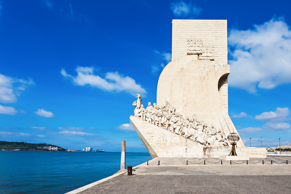 Que faire à Lisbonne ? 20 lieux à voir et activités 35 Padrão dos Descobrimentos au bord du Tage à Belém, Lisbonne