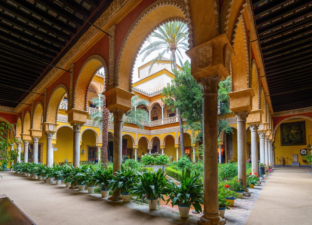 La cour principale du palais de las Dueñas à Séville