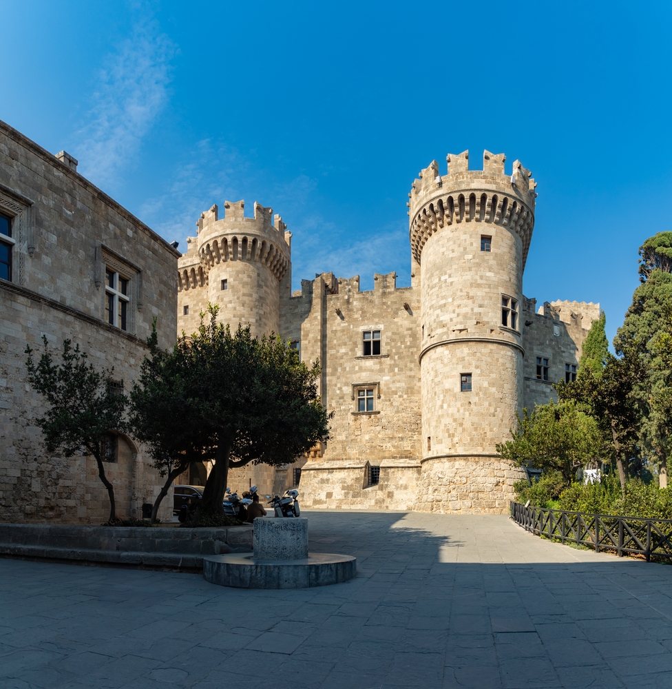 Visiter Rhodes : que faire ? 18 lieux à voir et activités 22 Le palais des Grands Maîtres dans la vieille ville de Rhodes