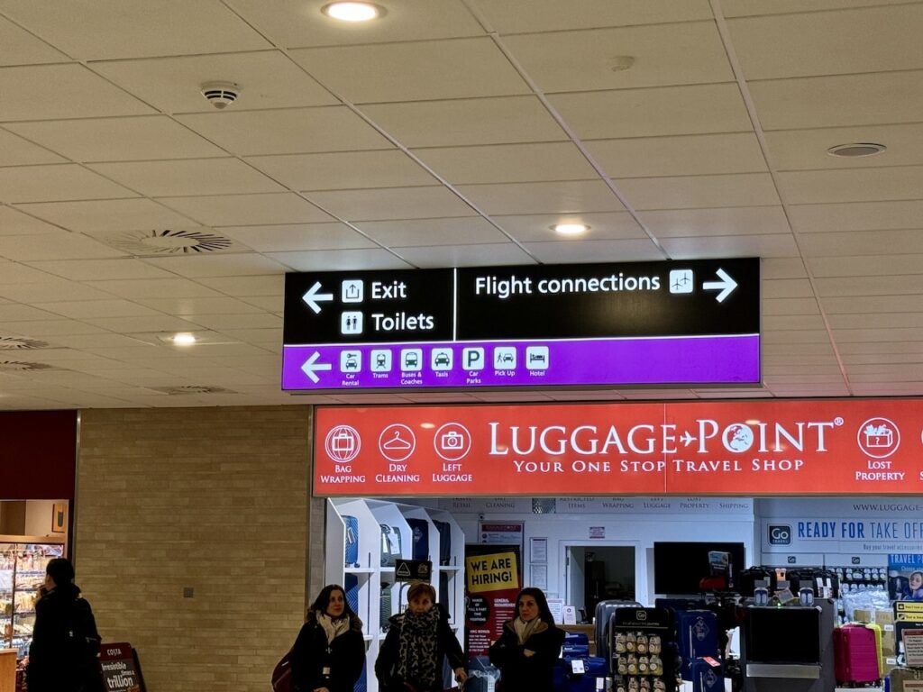 Panneaux à l’aéroport d’Édimbourg