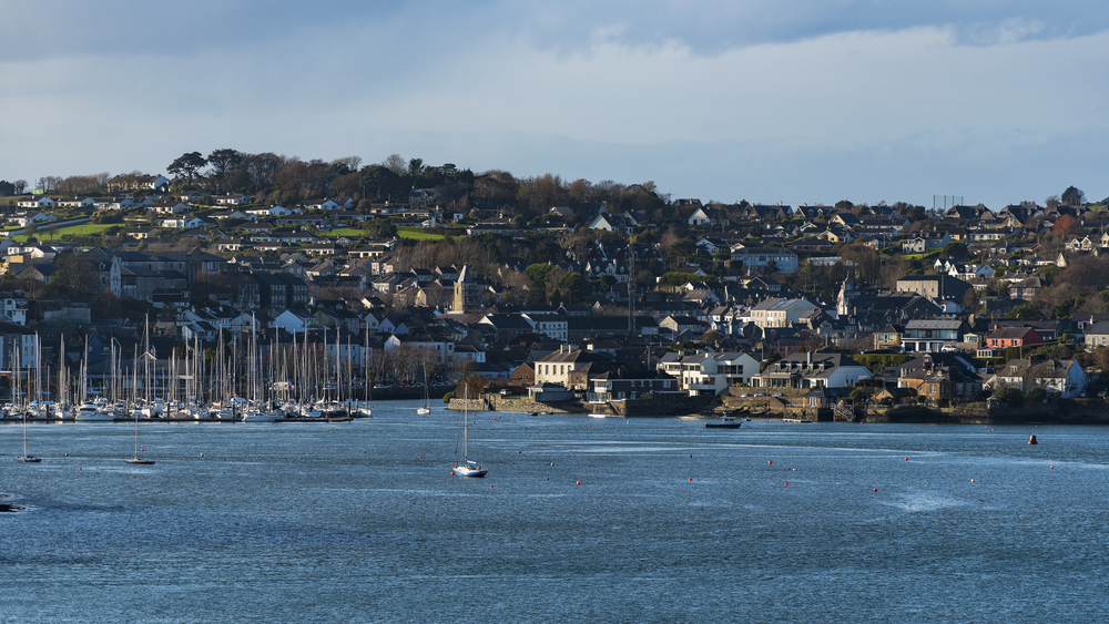 Panorama sur la ville colorée de Kinsale dans le County Cork