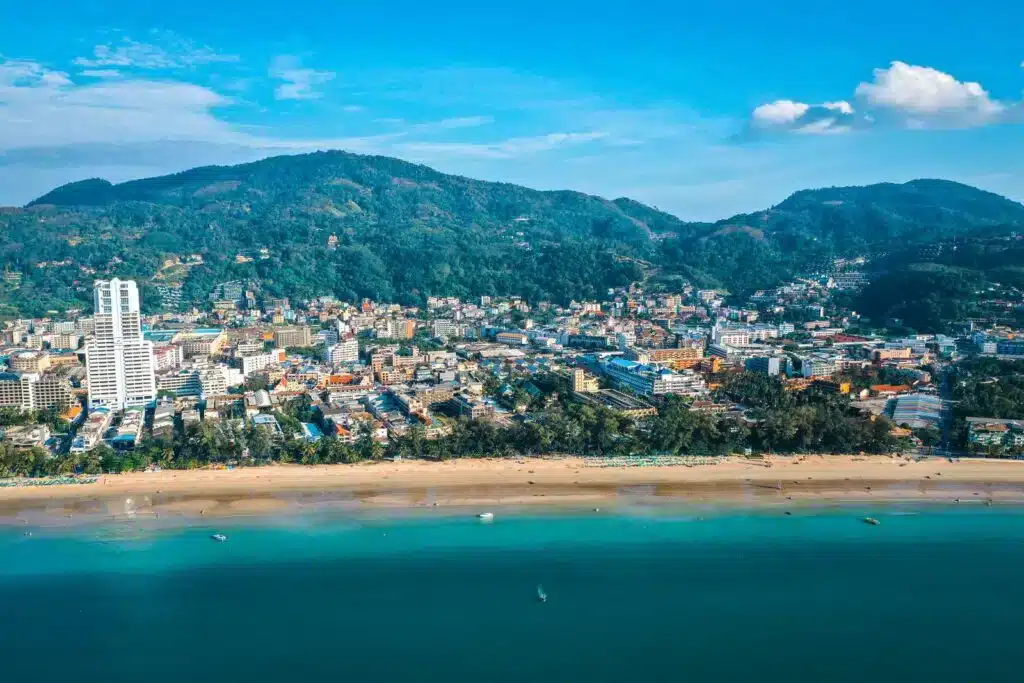 Où dormir à Phuket ? Les 9 meilleurs quartiers et hébergements uniques 🇹🇭 52 Patong, le meilleur endroit où dormir à Phuket pour la vie nocturne