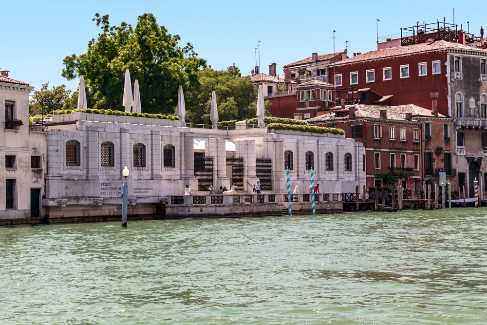 Visiter Venise : que faire ? 18 lieux à voir et activités 28 La Peggy Guggenheim Collection dans le Palazzo Venier dei Leoni au bord du Grand Canal à Venise