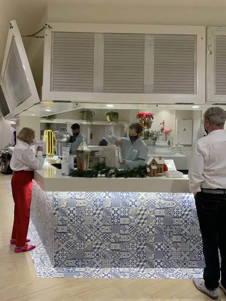 Alua Suites Fuerteventura avis 🚩 Une crotte dans la piscine et des chambres sales avec des fourmis ! 22 Personnel du bar de l’Alua Suites