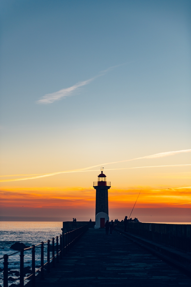 Le phare Farolim de Felgueiras à Foz do Douro, à Porto, au coucher du soleil