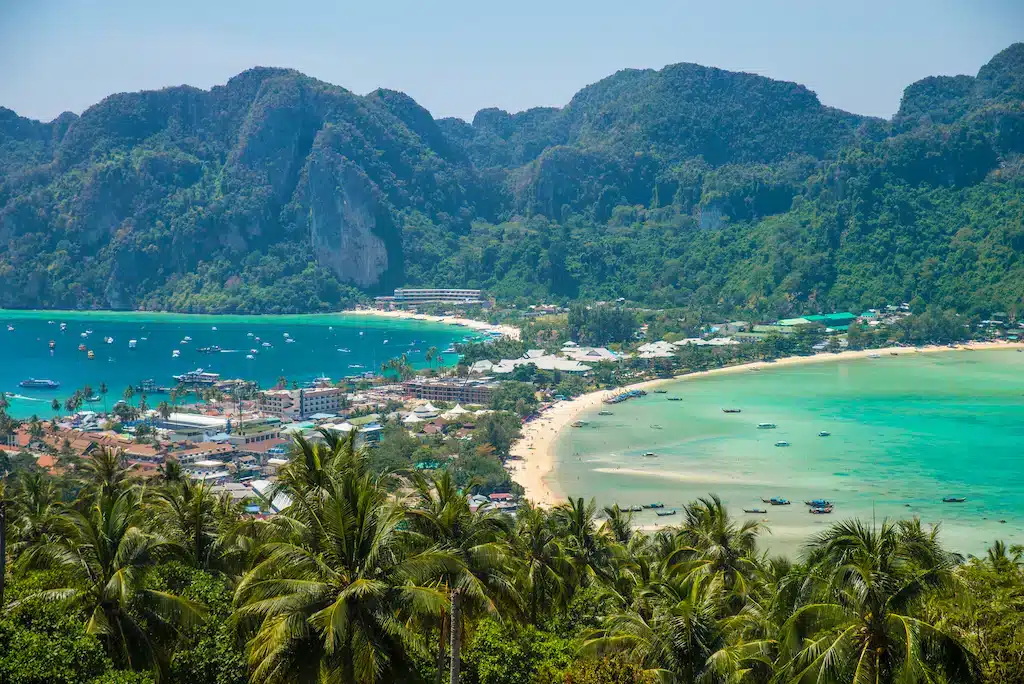 Où dormir à Krabi ? Les 6 meilleurs quartiers + hébergements uniques 🇹🇭 43 Phi Phi, le meilleur endroit où dormir à Krabi pour faire la fête et profiter d’une nature magnifique