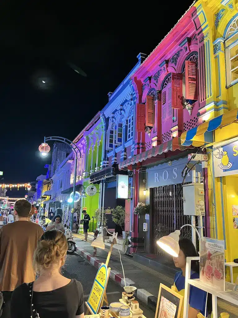 Où dormir à Phuket ? Les 9 meilleurs quartiers et hébergements uniques 🇹🇭 79 Phuket Old Town, pour dormir dans une vraie ville à Phuket