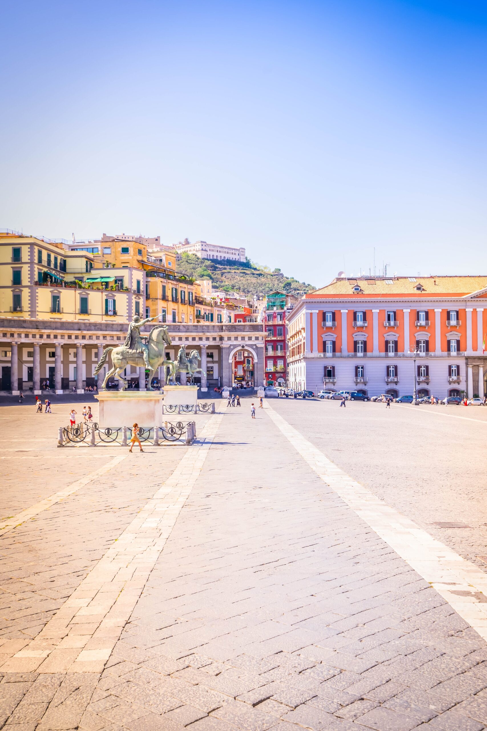 Visiter Naples : que faire ? 17 lieux à voir et activités 27 La Piazza del Plebiscito à Naples