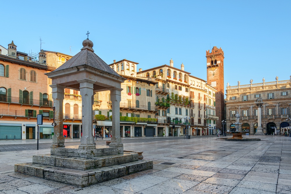 Où dormir à Vérone ? Les 6 meilleures zones et de bons hôtels 10 La Piazza delle Erbe dans la vieille ville de Vérone, avec les anciens palais autour de la place