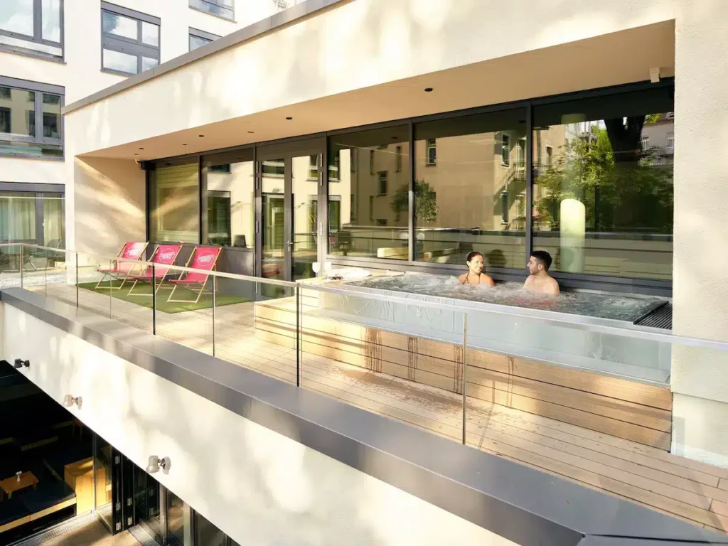Piscine du Schwabinger Wahrheit by Geisel