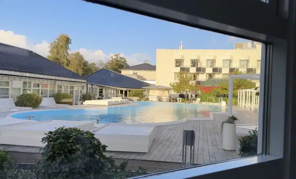 Avis sur l’Ystad Saltsjöbad : est-ce encore le meilleur hôtel spa de Scanie ? 🤔 26 Piscine extérieure de l’Ystad Saltsjöbad en Scanie, en Suède