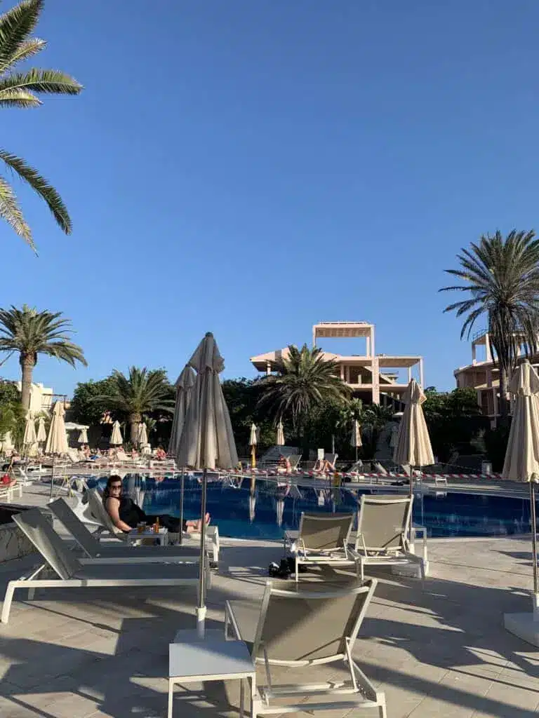 Alua Suites Fuerteventura avis 🚩 Une crotte dans la piscine et des chambres sales avec des fourmis ! 23 Piscine fermée à l’Alua Suites