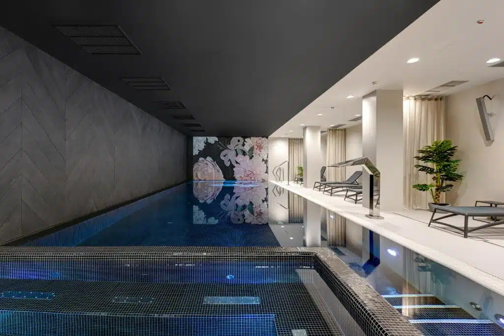 Où dormir à Gdansk ? Les 2 meilleurs quartiers et 7 hôtels formidables 🇵🇱 24 piscine intérieure de l’Hotel Grano Gdańsk Old Town