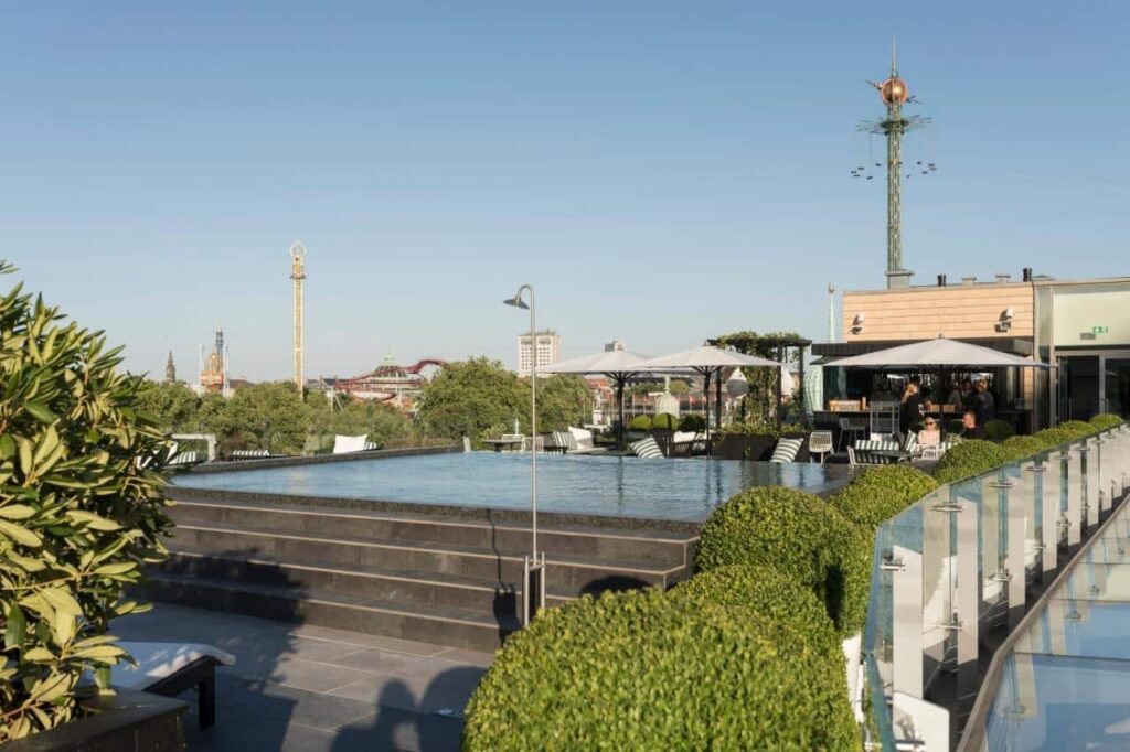 Hôtel avec piscine à Copenhague : les 8 meilleurs hôtels de la capitale danoise 🏊🏻 23 Piscine sur le toit du Nimb Hotel
