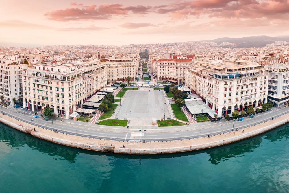 Où dormir à Thessalonique ? Les 6 meilleures zones et de bons hôtels 7 Vue aérienne de la place Aristotelous à Thessalonique, la grande place de la ville qui descend vers la mer