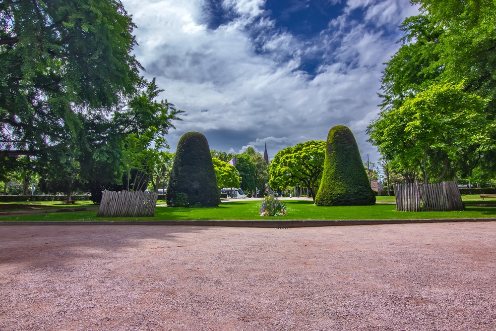 Où dormir à Strasbourg ? Les 6 meilleures zones et de bons hôtels 12 Place de la République avec ses arbres et son jardin dans la Neustadt à Strasbourg