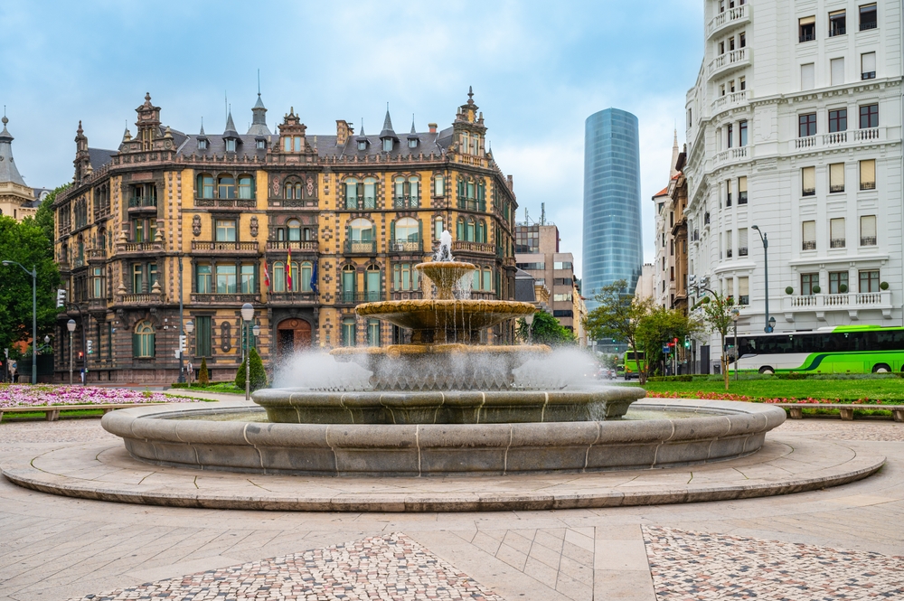 Où dormir à Bilbao ? Les 6 meilleures zones et de bons hôtels 10 La fontaine de la Plaza Moyua dans le quartier d’Abando à Bilbao