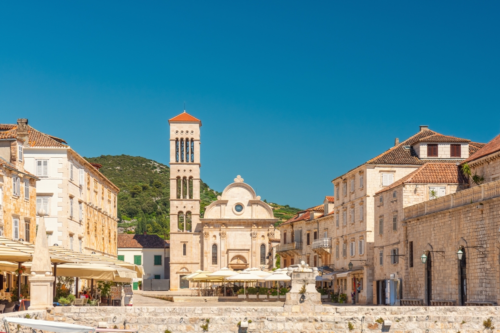 La place Pjaca et la cathédrale Saint-Étienne dans la vieille ville de Hvar