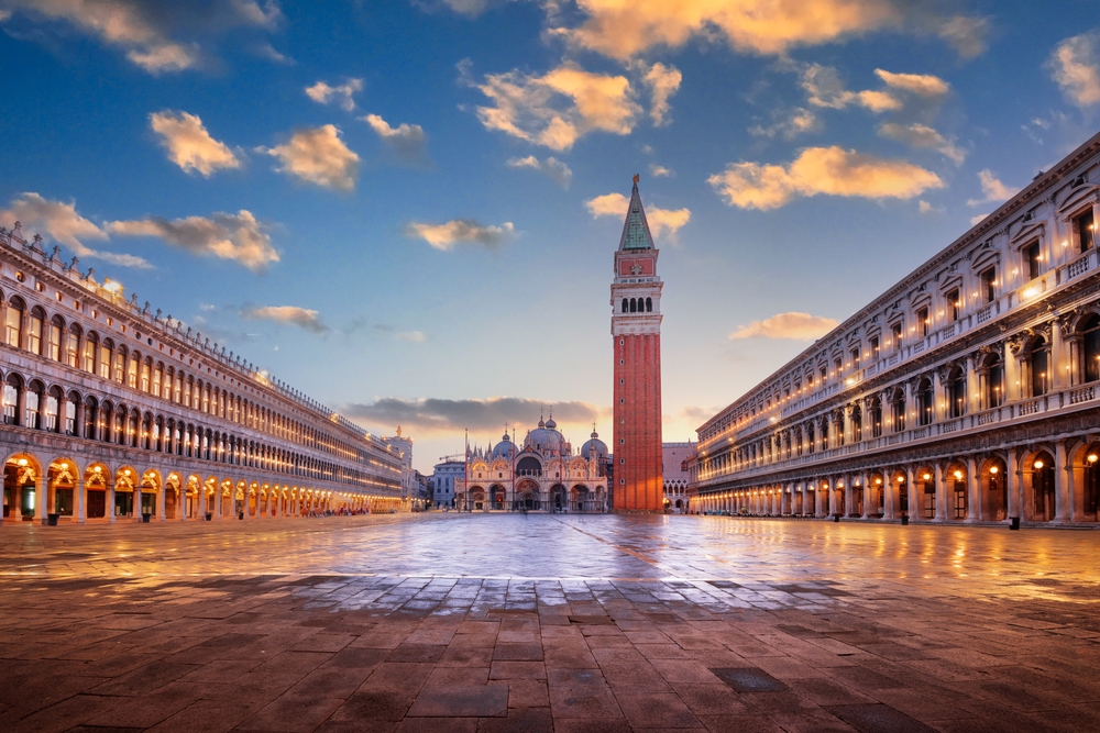 Visiter Venise : que faire ? 18 lieux à voir et activités 21 La place Saint-Marc à Venise avec la basilique Saint-Marc et le campanile au crépuscule