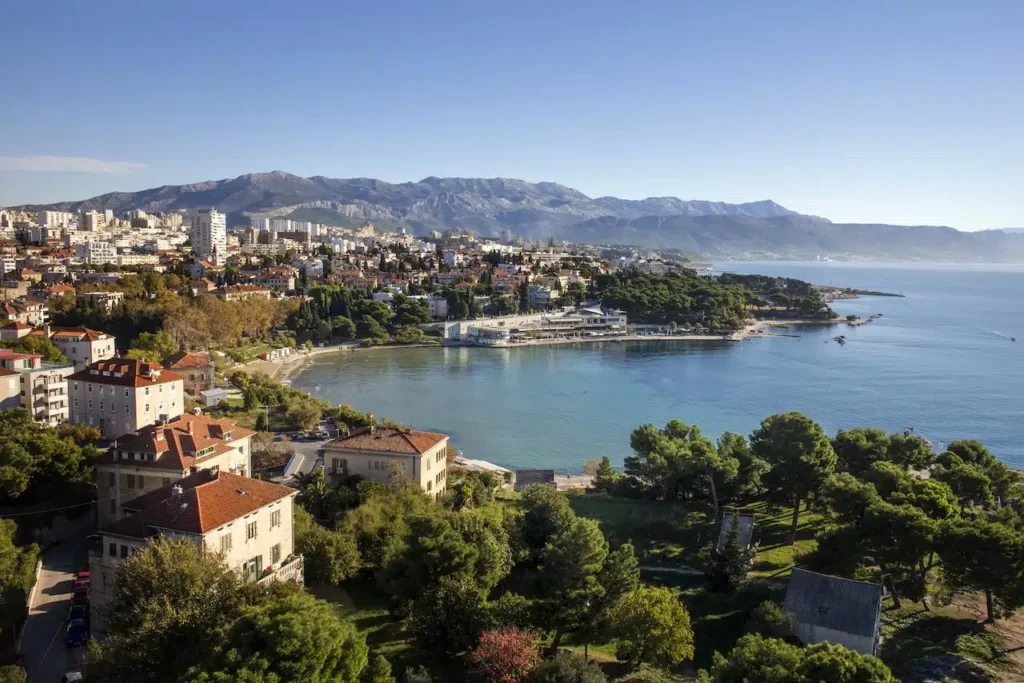 Où dormir à Split ? Les 3 meilleurs quartiers + hôtels (et où ne pas dormir) 🇭🇷 18 Plage de Bačvice à Split, le meilleur endroit où dormir pour la fête et l’ambiance plage