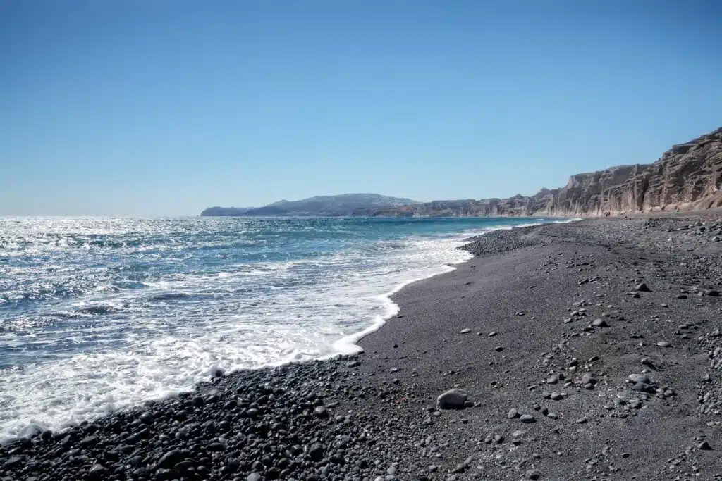 Où dormir à Santorin ? Les 5 meilleurs quartiers et hôtels (+ ceux à éviter) 🇬🇷 24 Plage de Santorin