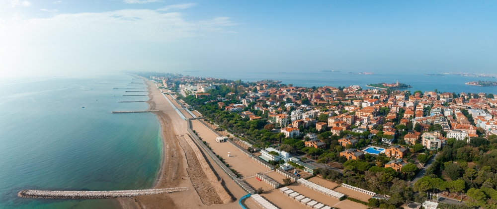 Visiter Venise : que faire ? 18 lieux à voir et activités 37 Le Lido de Venise vu du ciel avec sa longue plage de sable face à l’Adriatique