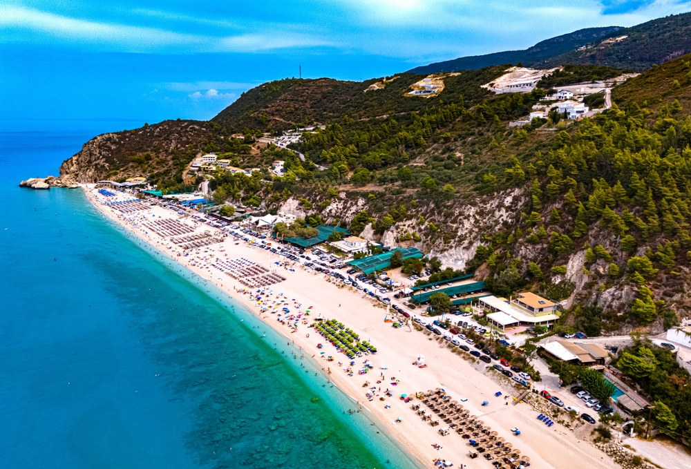 Où dormir à Lefkada ? Les 6 meilleures zones et de bons hôtels 10 La plage de Kathisma sur la côte ouest de Lefkada, au bord de la mer Ionienne