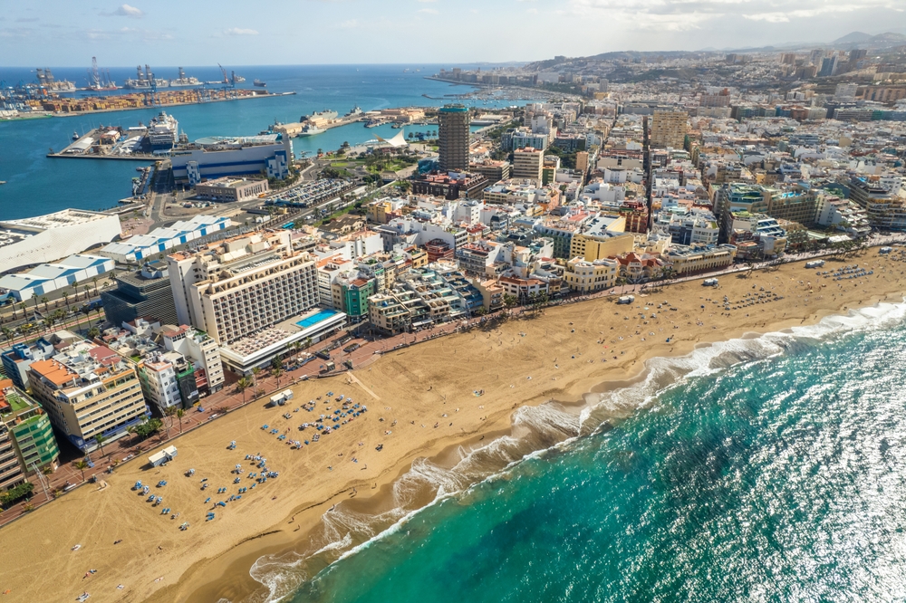 Visiter la Grande Canarie : que faire ? 17 lieux à voir et activités 28 Vue aérienne de la Playa de Las Canteras à Las Palmas de Gran Canaria