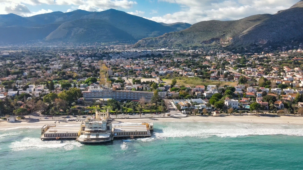 Où dormir à Palerme ? Les 6 meilleures zones et de bons hôtels 14 La plage de Mondello, près de Palerme, vue du ciel