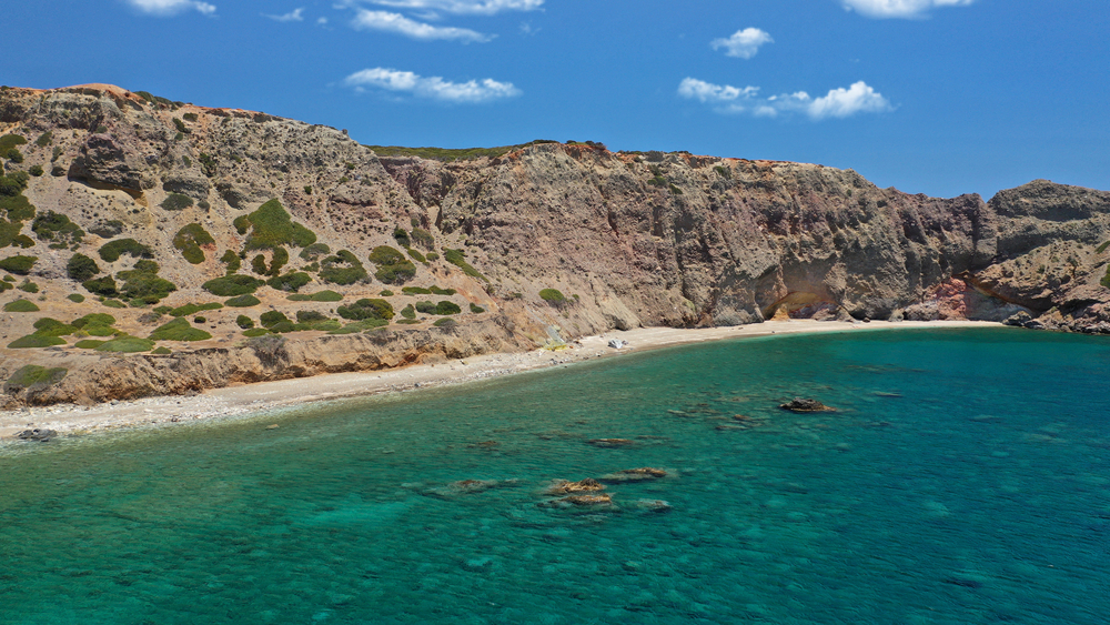 Où dormir à Milos ? Les 6 meilleures zones et de bons hôtels 14 Les falaises volcaniques colorées de la plage de Paleochori