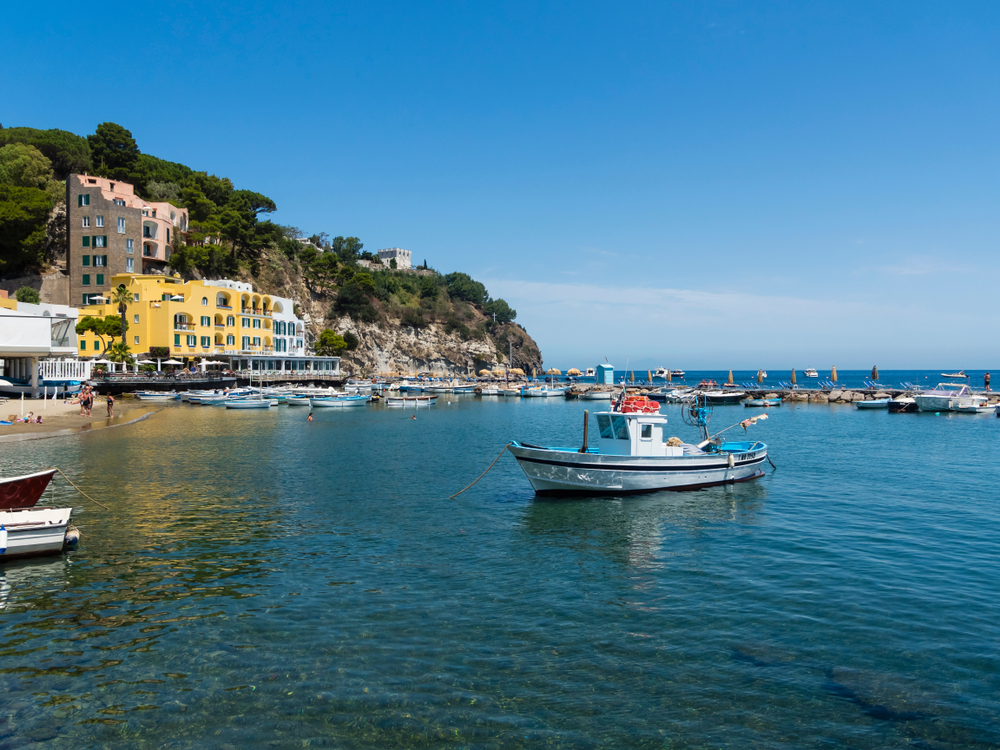 Où dormir à Ischia ? Les 6 meilleures zones et de bons hôtels 11 La plage et le port le long du Corso Angelo Rizzoli à Lacco Ameno