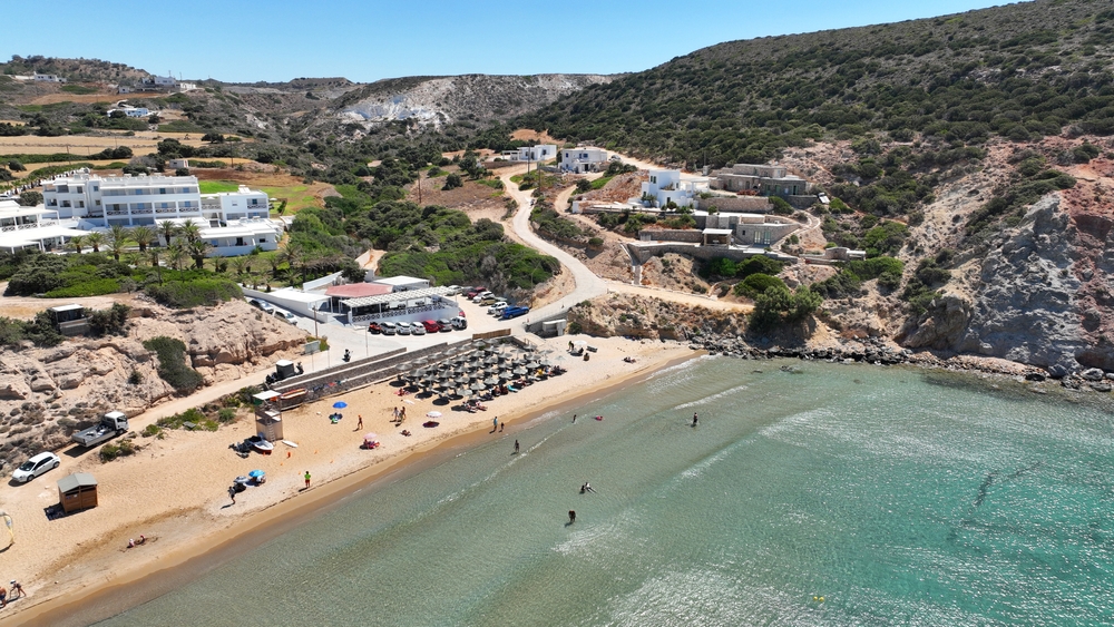 Où dormir à Milos ? Les 6 meilleures zones et de bons hôtels 13 La plage de Provatas à Milos vue du ciel