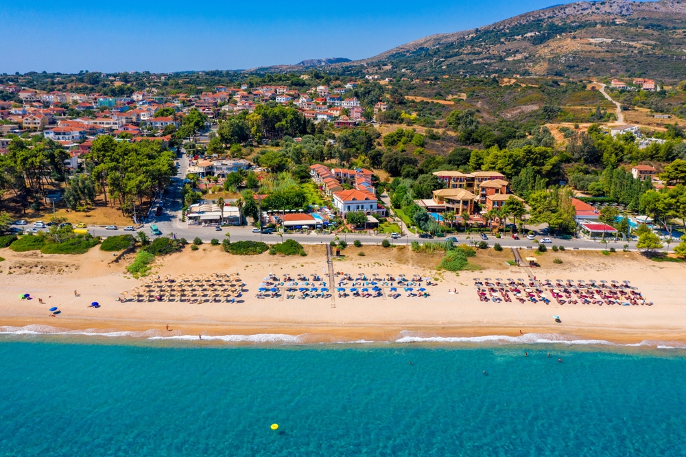 Où dormir à Céphalonie ? Les 7 meilleures zones et de bons hôtels 13 La plage de Skala à Céphalonie vue du ciel