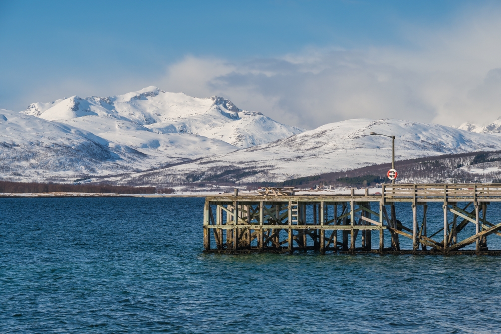 Où dormir à Tromsø ? Les 6 meilleures zones et de bons hôtels 10 Neige et fjord sur la plage de Telegrafbukta à Tromsø en hiver