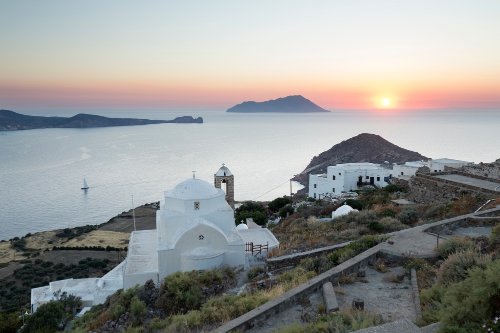 Où dormir à Milos ? Les 6 meilleures zones et de bons hôtels 10 Église blanche et baie vues depuis le château de Plaka