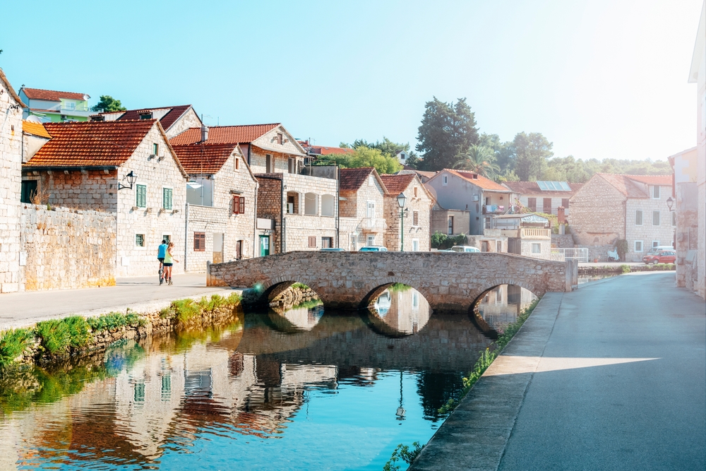 Pont de pierre au-dessus du canal à Vrboska sur l’île de Hvar