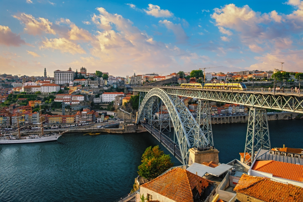 Le pont Dom-Luís-I sur le Douro vu depuis le Jardim do Morro, avec vue sur Porto