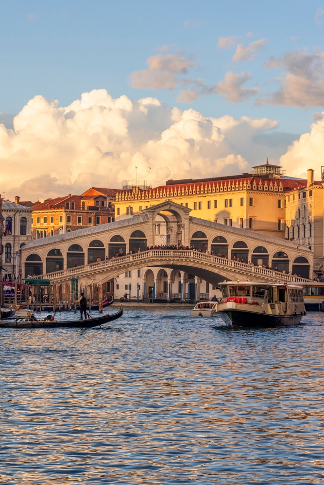 Visiter Venise : que faire ? 18 lieux à voir et activités 25 Le pont du Rialto au-dessus du Grand Canal à Venise