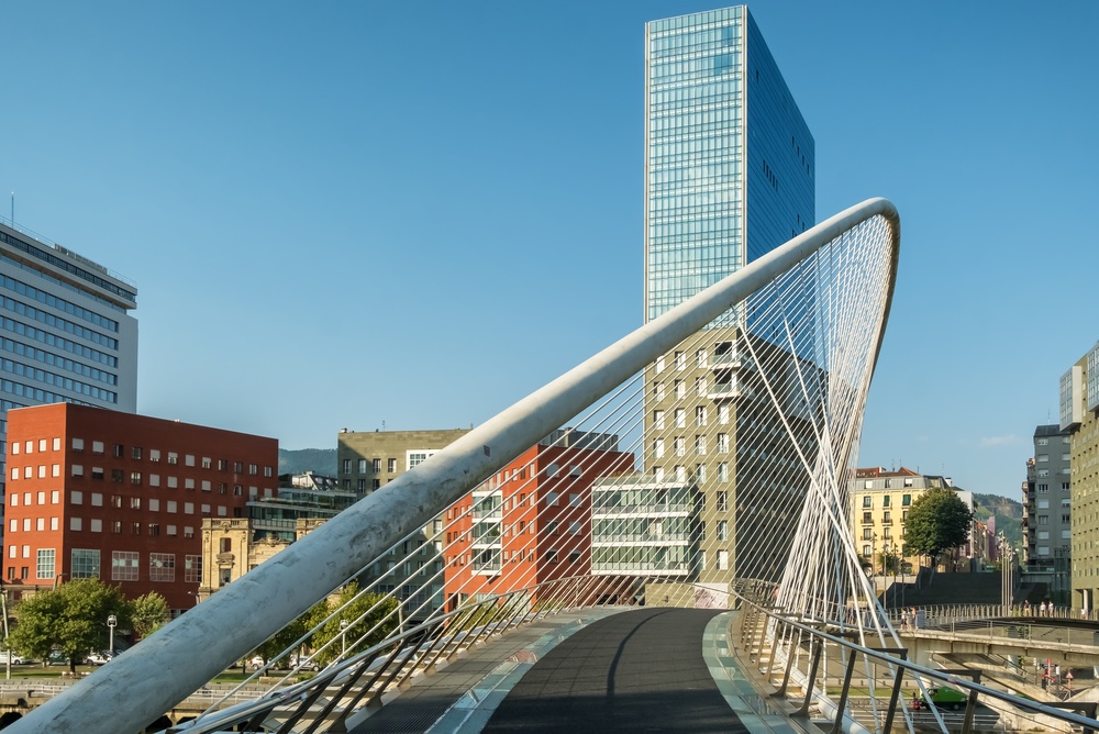 Où dormir à Bilbao ? Les 6 meilleures zones et de bons hôtels 13 Le pont Zubizuri sur le Nervión près de Campo Volantín à Bilbao, vu d’en haut