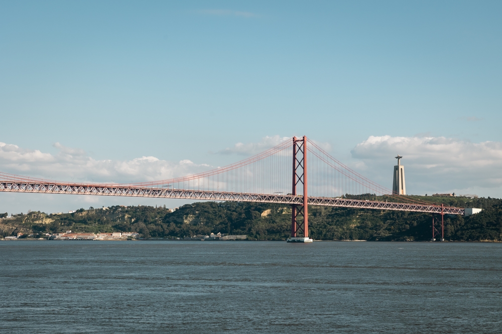 Que faire à Lisbonne ? 20 lieux à voir et activités 38 Pont du 25 Avril et Cristo Rei au-dessus du Tage à Lisbonne