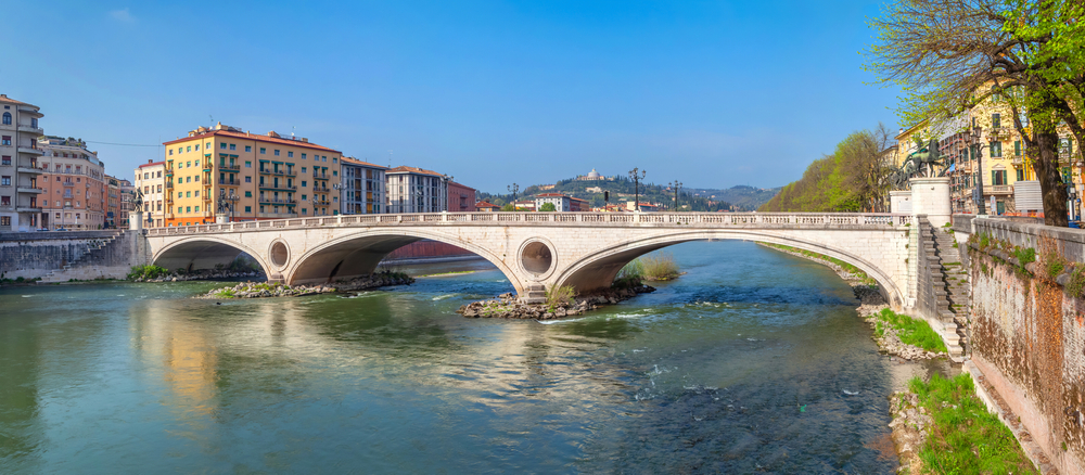 Où dormir à Vérone ? Les 6 meilleures zones et de bons hôtels 14 Vue panoramique du Ponte della Vittoria sur l’Adige, entre la vieille ville et Borgo Trento à Vérone