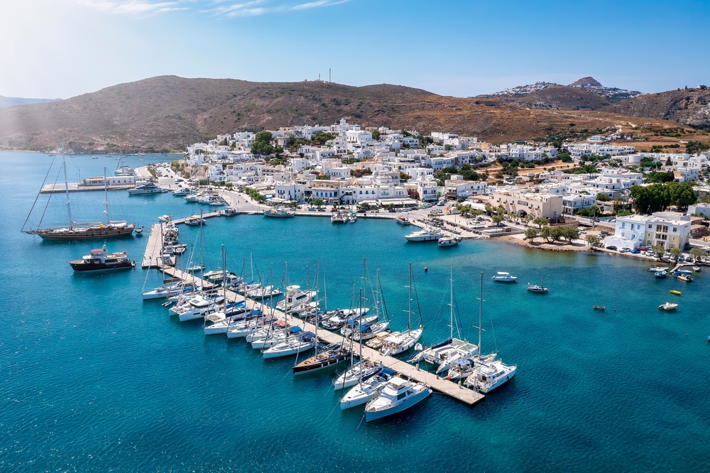 Où dormir à Milos ? Les 6 meilleures zones et de bons hôtels 9 Le port d’Adamas à Milos vu du ciel