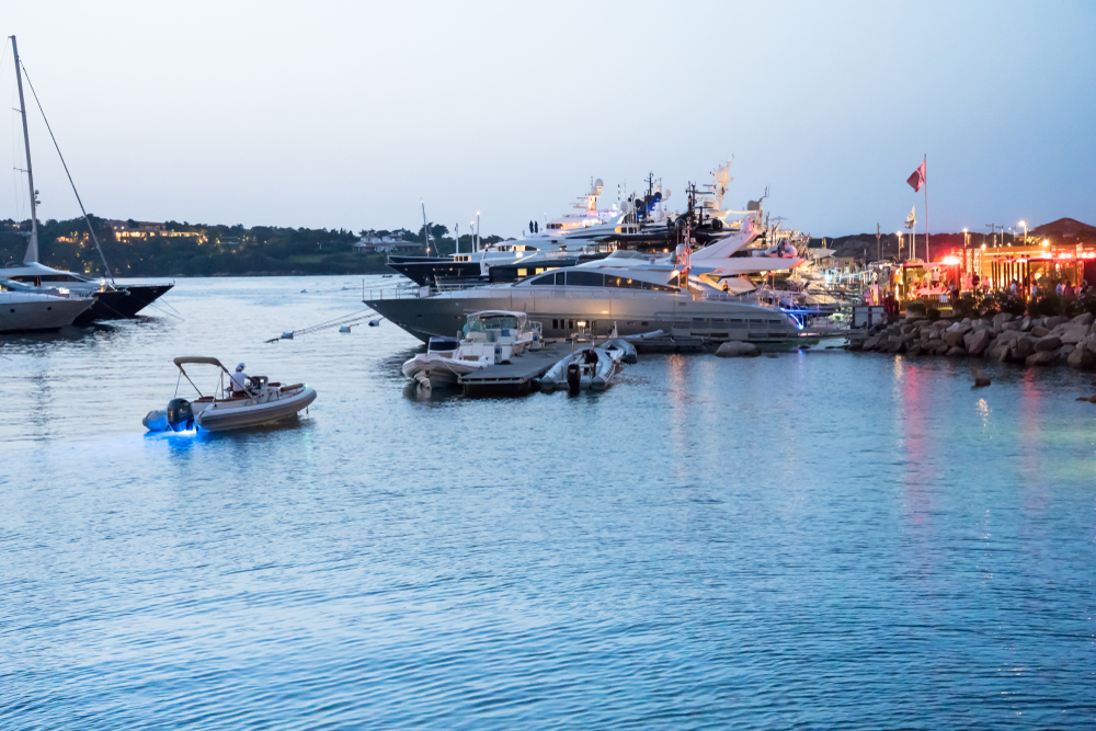 Des yachts de luxe dans le port de plaisance de Porto Cervo, sur la Costa Smeralda, le soir