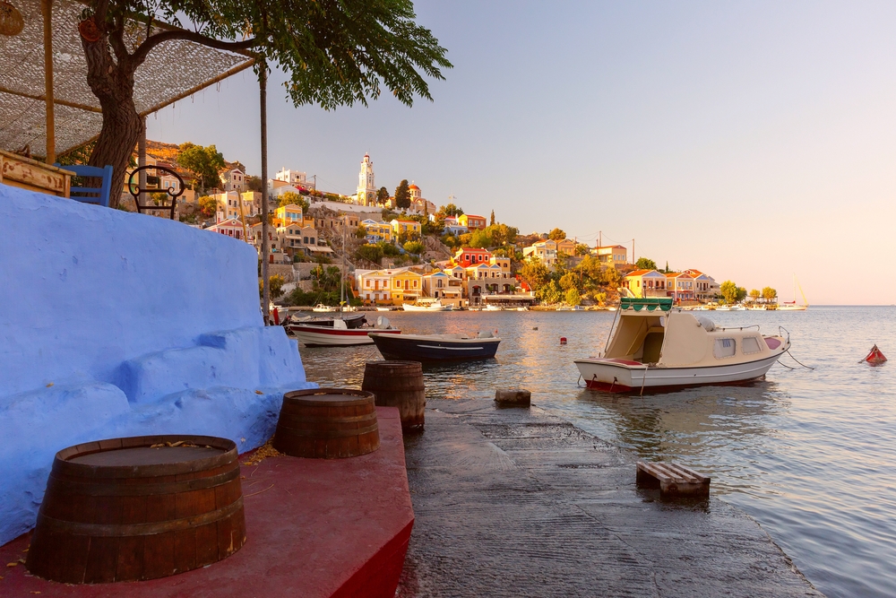 Visiter Rhodes : que faire ? 18 lieux à voir et activités 38 Maisons colorées et bateaux dans le port de Symi
