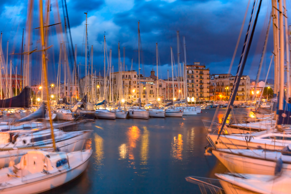 Où dormir à Palerme ? Les 6 meilleures zones et de bons hôtels 11 Des bateaux de plaisance dans le vieux port de La Cala à Palerme