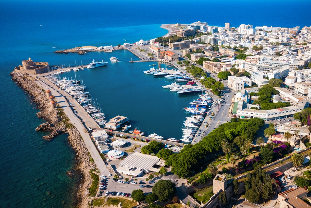 Visiter Rhodes : que faire ? 18 lieux à voir et activités 26 Vue aérienne du port de Mandraki à Rhodes