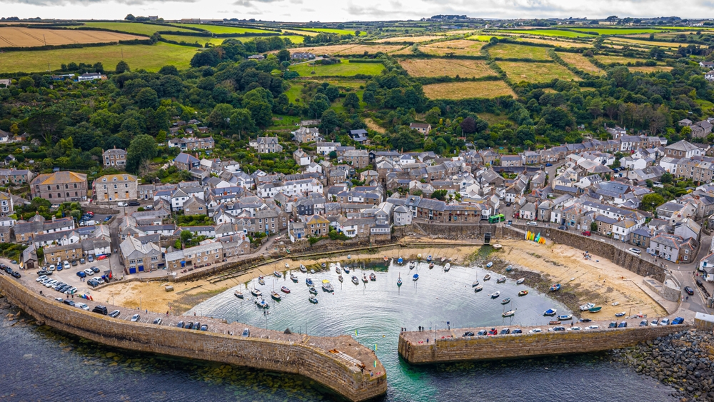 Où dormir en Cornouailles ? Les 6 meilleures villes et de bons hôtels 13 Le port de Mousehole vu du ciel, en Cornouailles