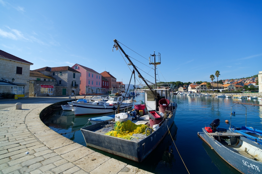 Bateaux de pêche le long du quai à Stari Grad sur l’île de Hvar